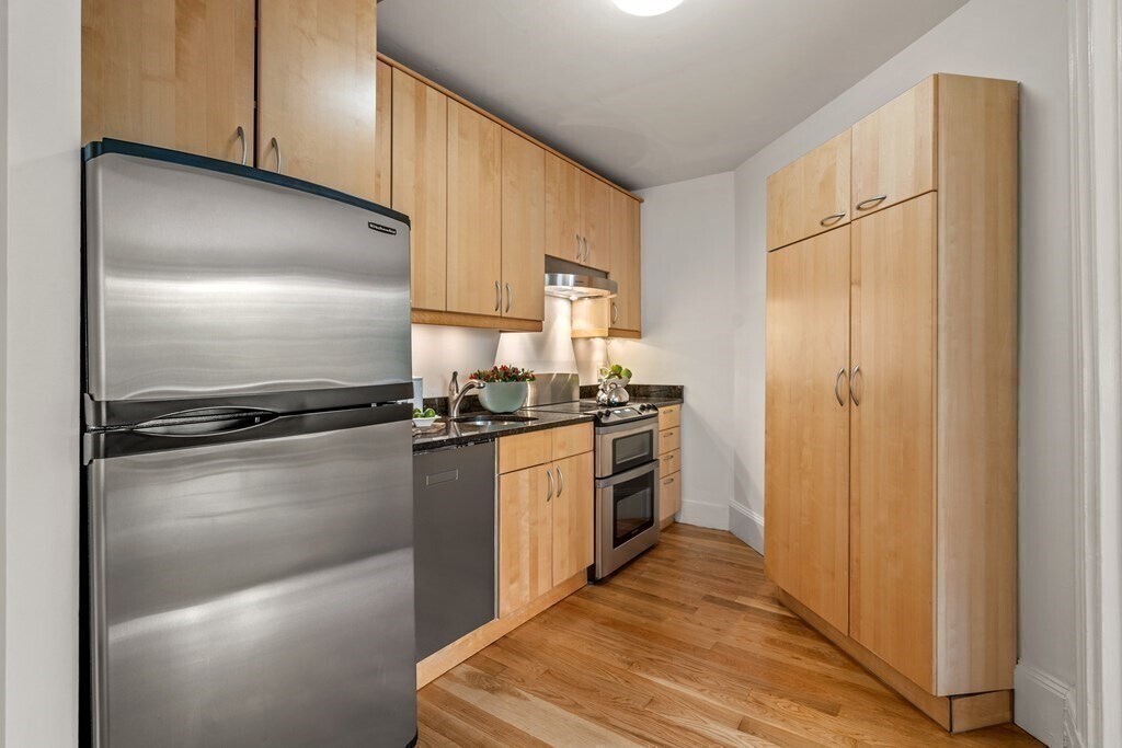 Building Photo - 481 Beacon St