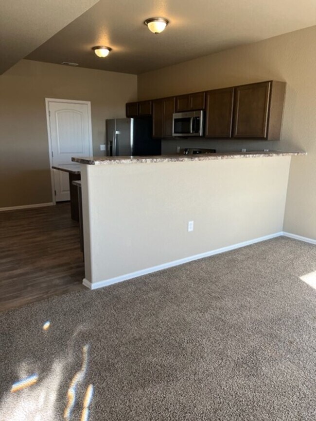 Building Photo - PRACTICALLY NEW 3 Bedroom Townhome