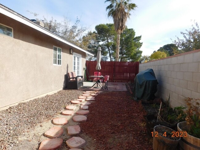 Building Photo - Spacious 3-bedroom, 2-bathroom home