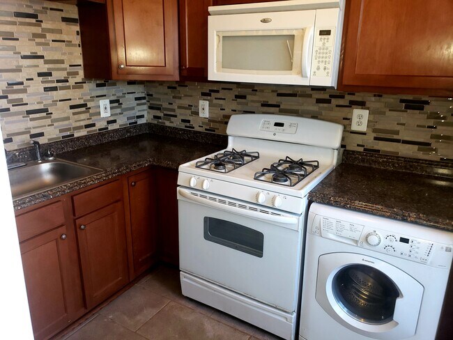 Building Photo - 5644 Midwood Ave