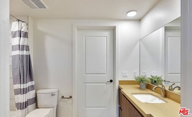 Building Photo - 1070 S Bedford St