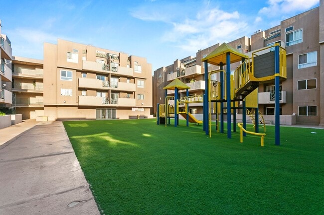 Building Photo - Newly Remodeled 1-Bed Condo in The Spectru...