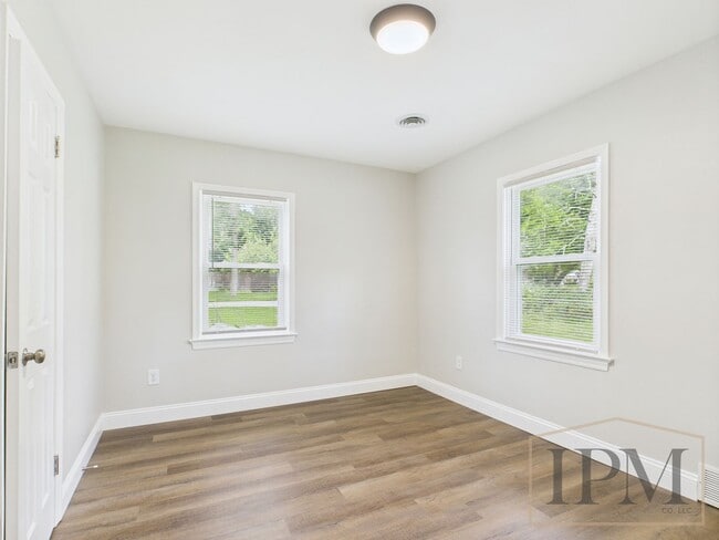 Building Photo - Available Now! Beautiful 3 Bedroom 2 Bath ...