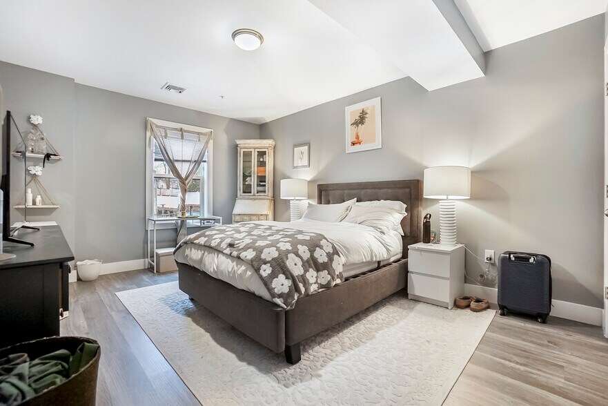 Building Photo - 247 Bussey St