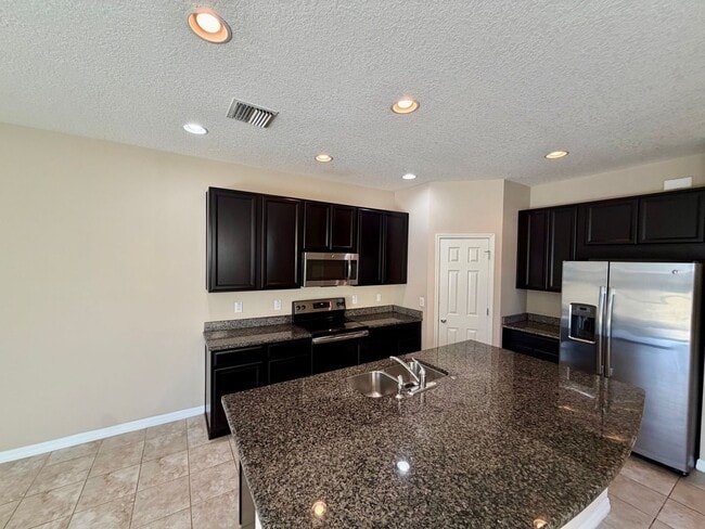 Building Photo - 3 BEDROOM 2.5 BATHROOM 1 CAR GARAGE IN PINE RIDGE AT OAK CREEK !!!