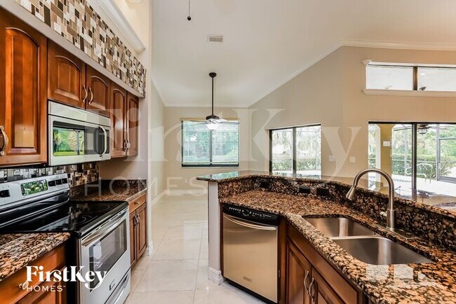 Building Photo - 126 NE 17th Ave