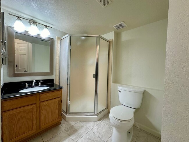 Building Photo - Cheery 3 bedroom 2 Bath Home! Available to...