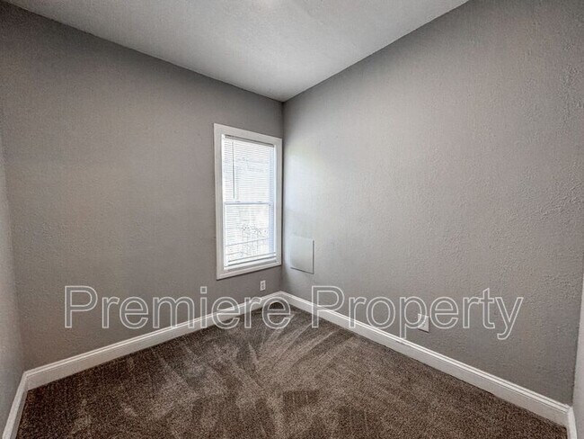 Building Photo - 627 Tenny Ave