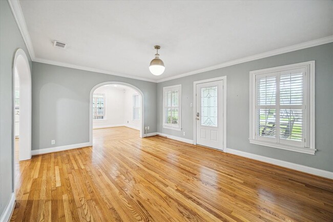 Building Photo - 211 W 31st St