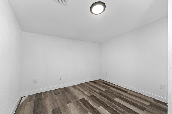 Building Photo - 585 Lindley Terrace