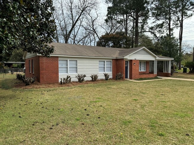 Building Photo - Stunning 3-Bedroom