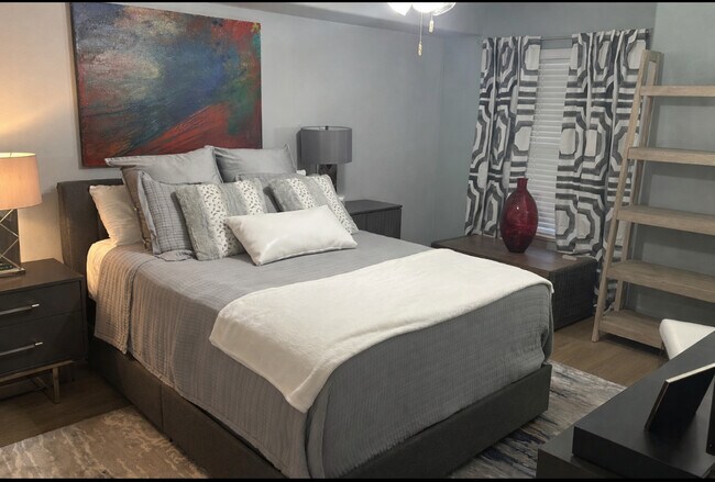 Building Photo - 561 Casa Bella Dr