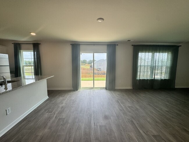 Building Photo - ***** $200 OFF FIRST MONTH RENT *****