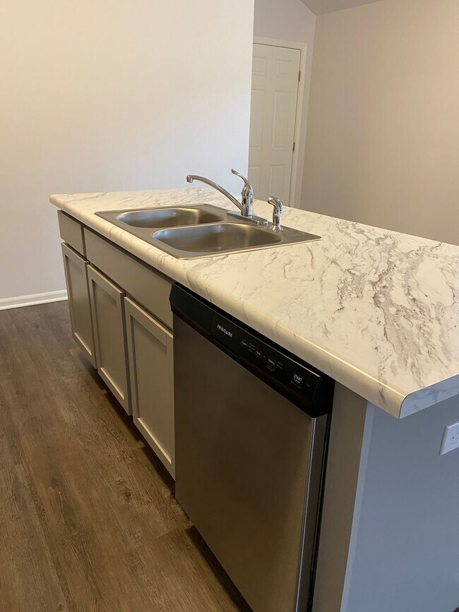 Building Photo - DON’T WAIT — PRE-LEASING NOW! 3 Bed + 2 Bath Home in Oak Wood