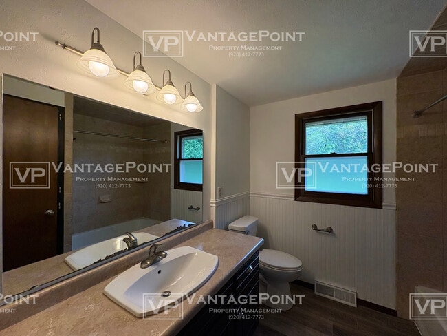 Building Photo - 4220 Hillcrest Dr