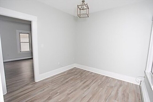 Building Photo - 145 Maple St