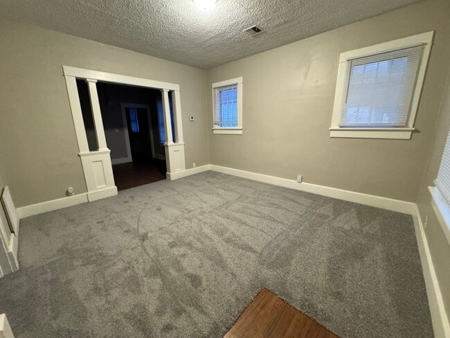 Building Photo - Spacious Home in Newton - 2 Bed/1 bath *Op...