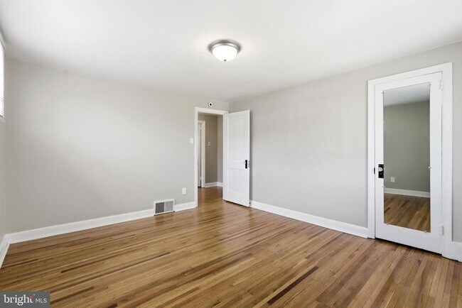 Building Photo - 271 W Wyncliffe Ave