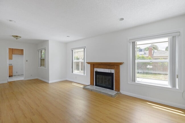 Building Photo - Charming 3 Bedroom / 1.5 Bathroom Home in ...