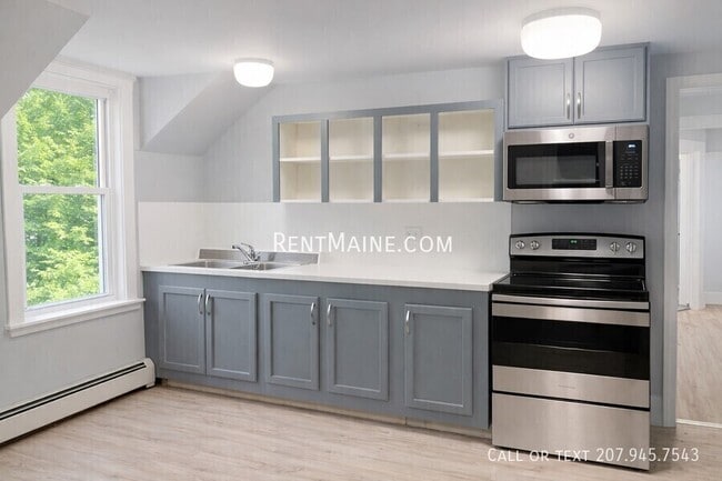 Building Photo - 496 Main St