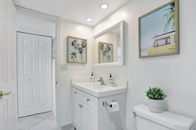 Building Photo - 1069 Hillsboro Mile