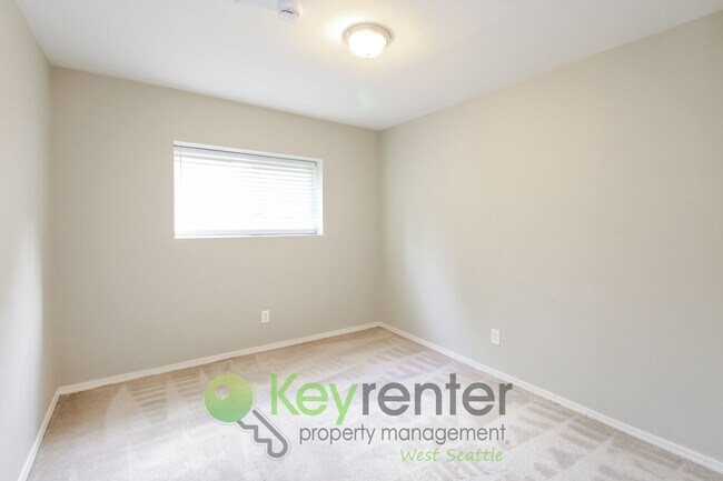 Building Photo - Spacious 4 Bedroom with Open Floor Plan and AC