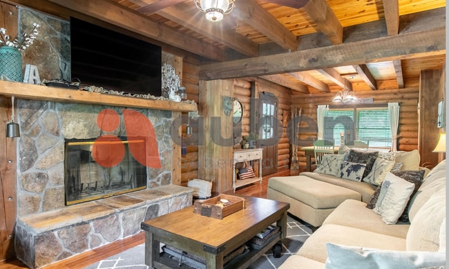 Building Photo - Log cabin home minutes to Downtown Chattan...