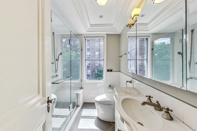 Building Photo - Elegant 2 Bedroom/ 2 Bath Unit in Westchester Cooperative!