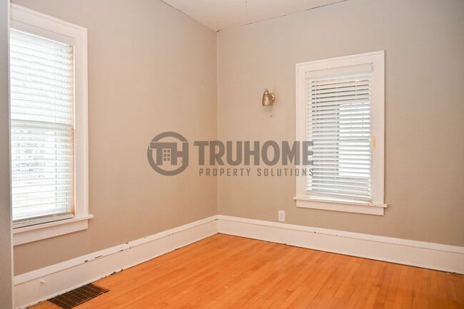 Building Photo - Large 3 Bedroom 2 Bath House w/Fenced in Yard and 2 Stall Garage Available Soon!