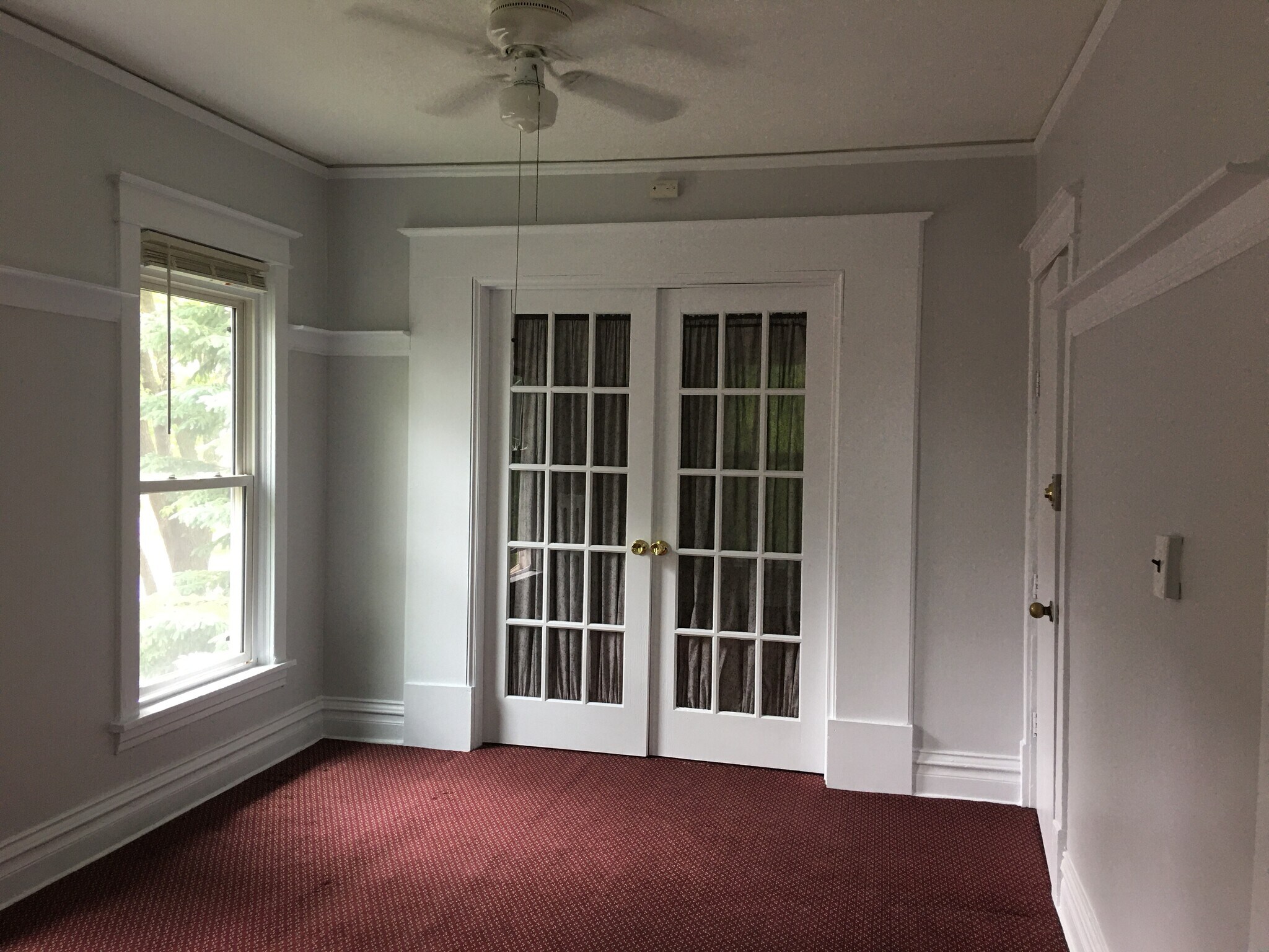 Building Photo - 526 E 7th St