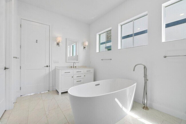 Building Photo - 12289 Waterstone Cir