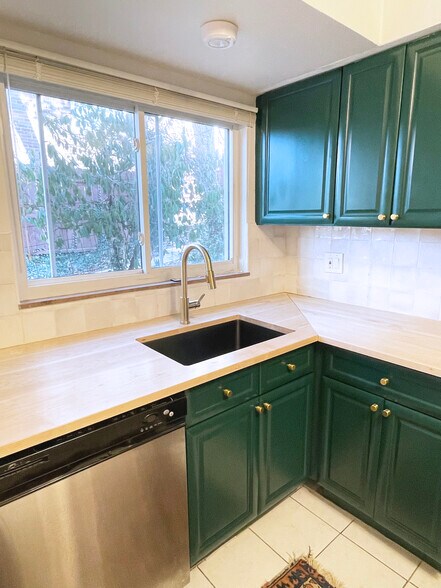 Beautiful solid maple wood countertops and backsplash - 1211 Isis Ave