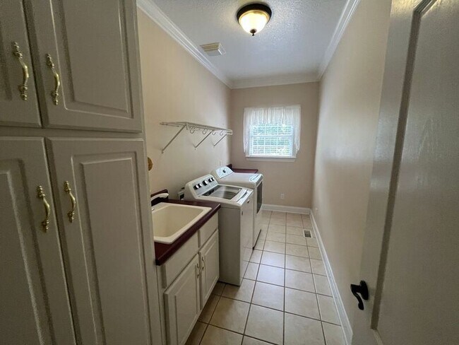 Building Photo - 607 Castle Dr