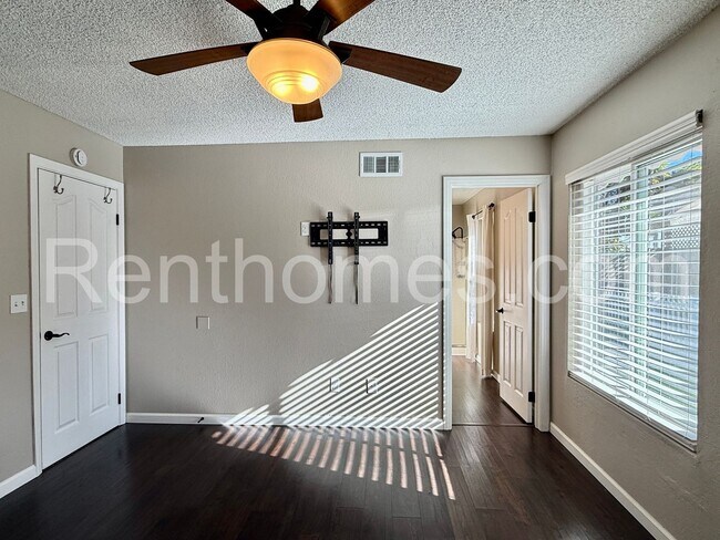 Building Photo - 9911 Ivy St