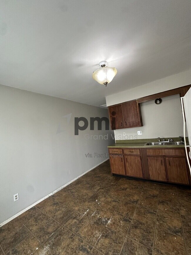 Building Photo - 1624 University Dr