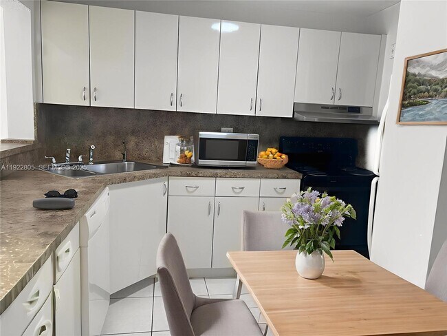 Building Photo - 7920 N Colony Cir