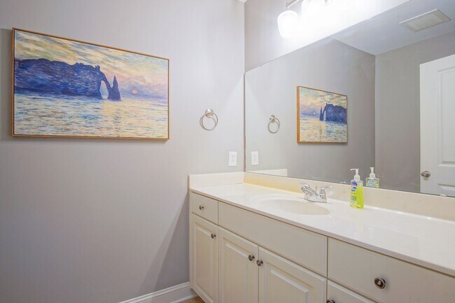 Building Photo - NEW LISTING!!!!!