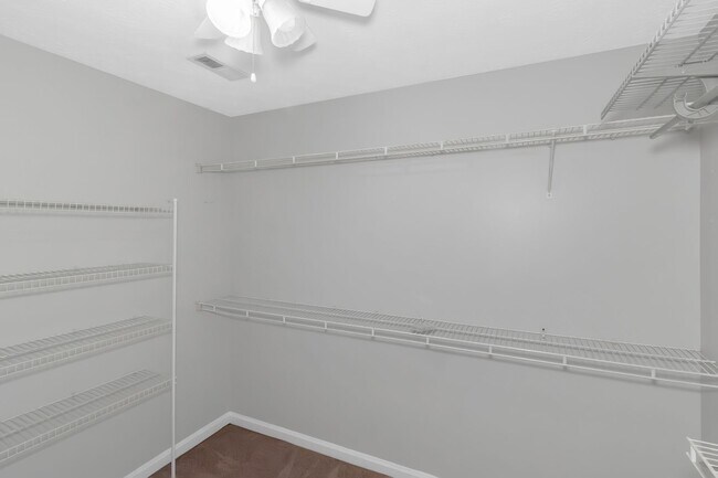 Building Photo - Spacious and inviting