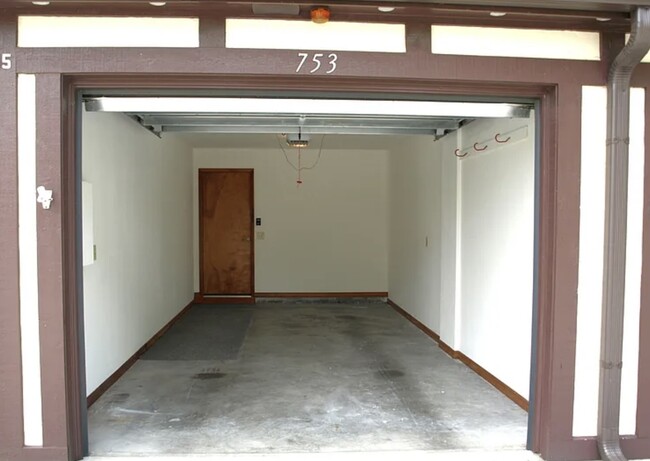 Building Photo - 753 Greenwood Manor Cir