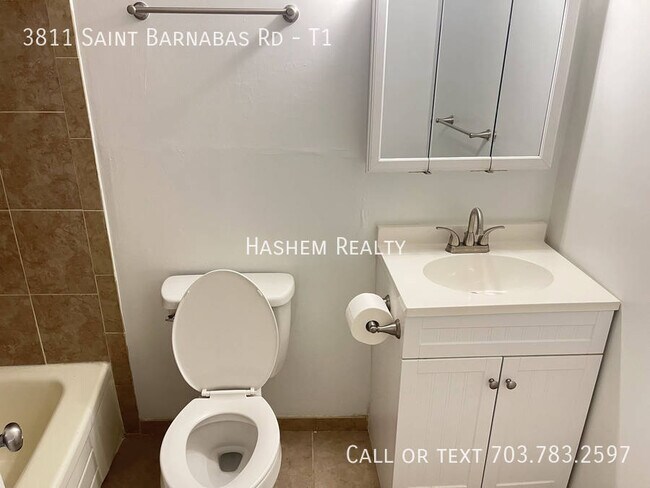 Building Photo - Lovely Updated 2 Bedroom 1 Full Bath Groun...