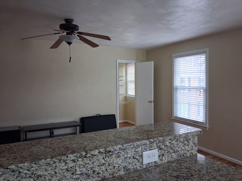Building Photo - 401 Erle Cres