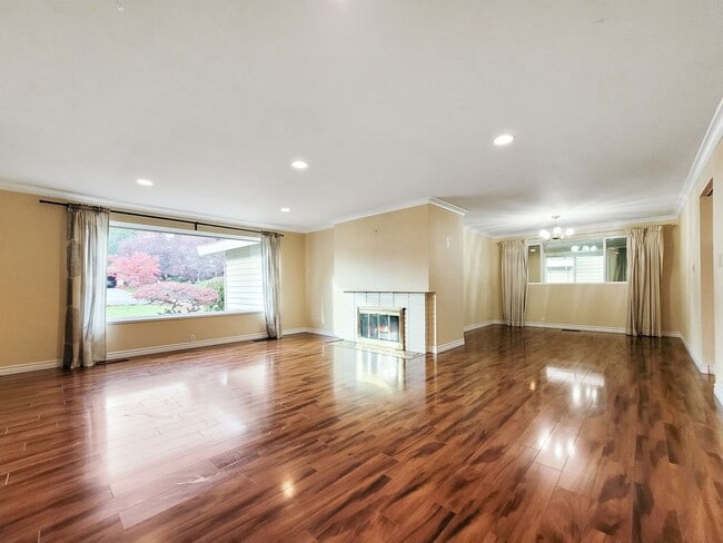 Building Photo - Charming Rambler with Abundant Natural Lig...