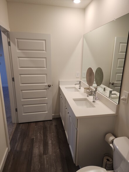 Upstairs guest bath - 17020 Barnwood Pl