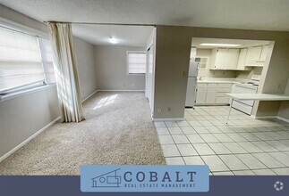 Building Photo - Studio apartment 1/2 block from campus! Re...