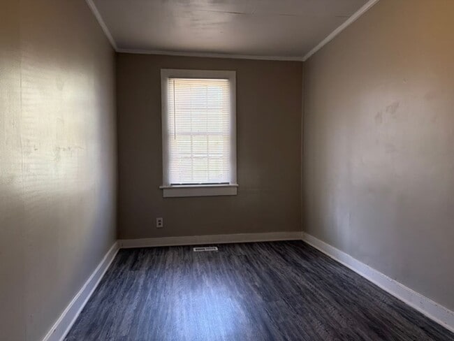 Building Photo - Adorable 3 bedroom 1 bath fully renovated home . Located in Gastonia