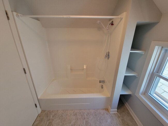 Building Photo - AVAILABLE JULY 1ST 3 Bedroom2 Bathroom + Office