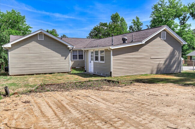 Building Photo - 3210 York Dr