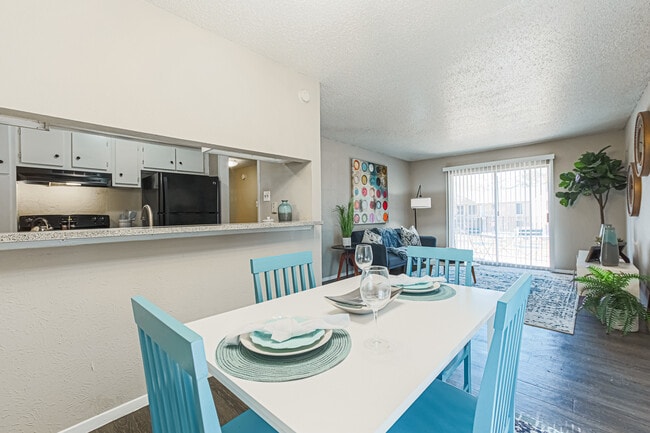 Building Photo - Retreat at 2818