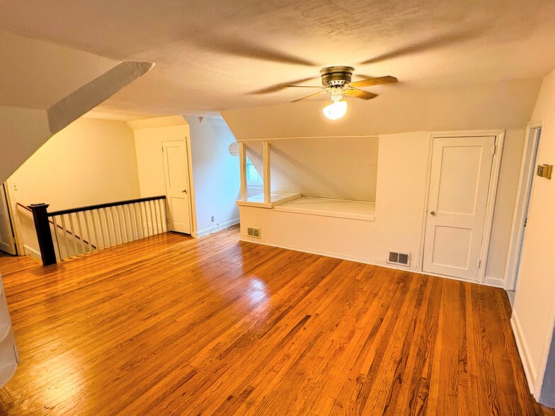 Living room - 207 Holly St