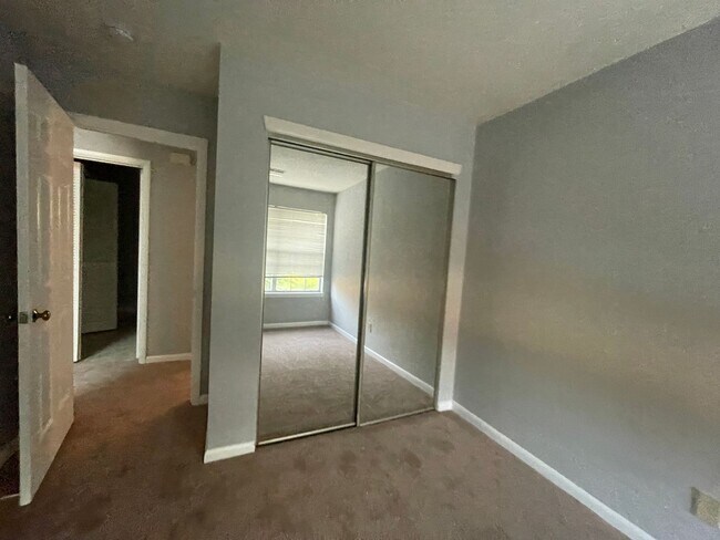 Building Photo - UPPER LEVEL SINGLE STORY CONDO IN HOLLAND ...